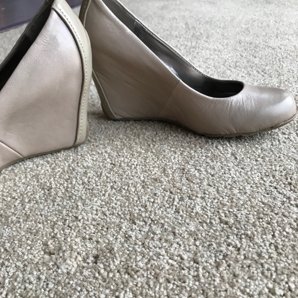 Kenneth Cole Reaction Leather Wedges - Picture 6 of 6